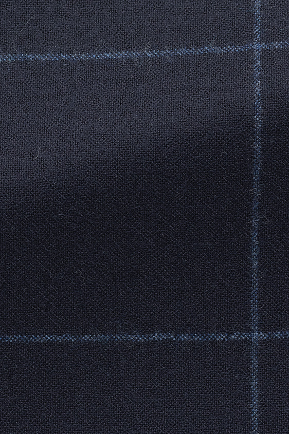 Темно-синий костюм в крупную клетку