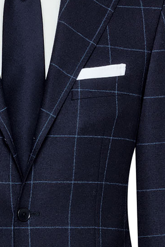 Темно-синий костюм в крупную клетку