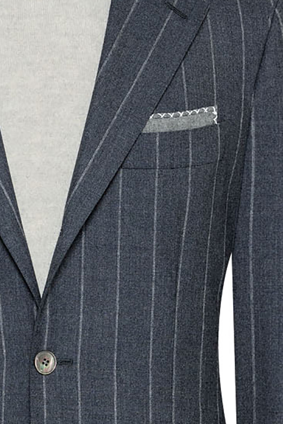 Синий костюм в широкую полоску